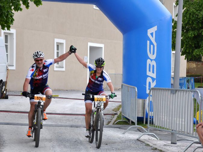 Obfrau Birgit Mahanj Mit Obmann Herbert Aigner Bei Der Gemeinsamen Zieldurchfahrt In Maria Lankowitz. (Bild: Bike-Team-Borbet)